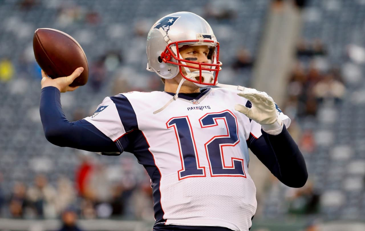 Pero bien, es una liga de quarterbacks. Y
<a href="http://www.nfl.com/player/tombrady/2504211/profile">Tom Brady</a> es el mejor quarterback de todos los tiempos. A los 39 años de edad, Brady cuenta con el mejor índice de pasador de la NFL (116.7) con 18 touchdowns contra sólo una intercepción en siete juegos.