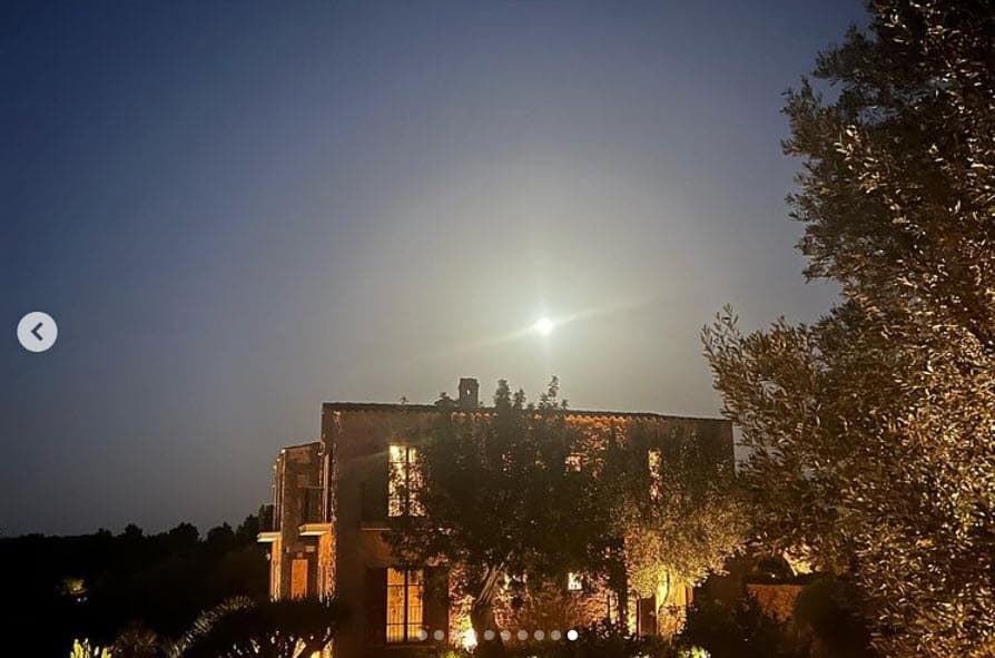 Georgina Rodríguez, el futbolista y los chicos se hospedan en 
<b>una villa de lujo y privada</b>, según el medio británico. 
<br>