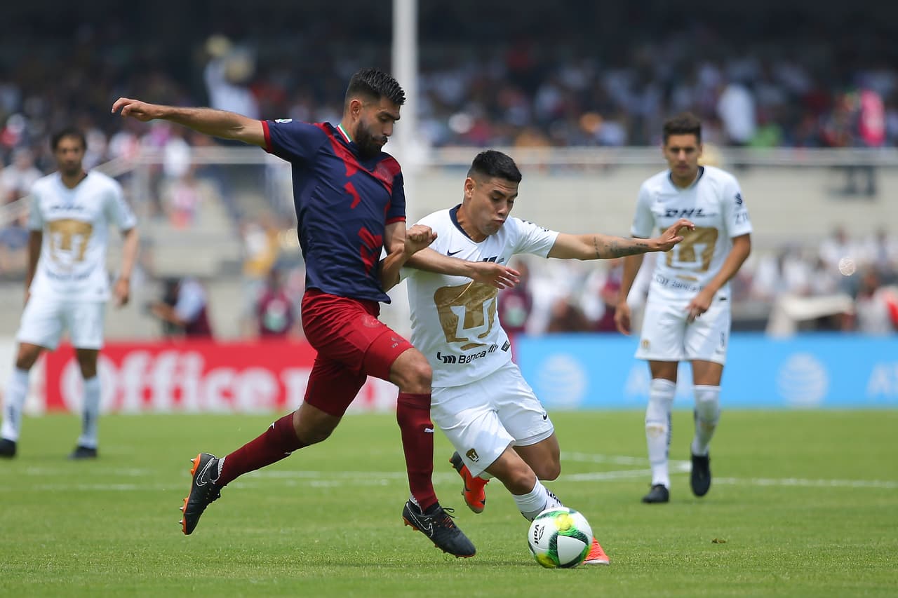 Durante el primer tiempo el juego fue de ida y vuelta, emocionante y abierto con opciones en las dos áreas.