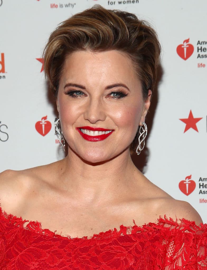 En el episodio, que se estrenará el 25 de octubre, la investigadora privada Alexa Crowe (Lawless) y su equipo investigan la muerte sospechosa de un líder de un grupo de autoayuda.