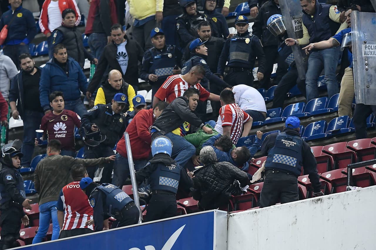 La pelea se trasladó a las rampas del estadio en donde aficionados fueron golpeados por los efectivos de seguridad, algunos acusando injusticia al no tener nada que ver con la gresca.