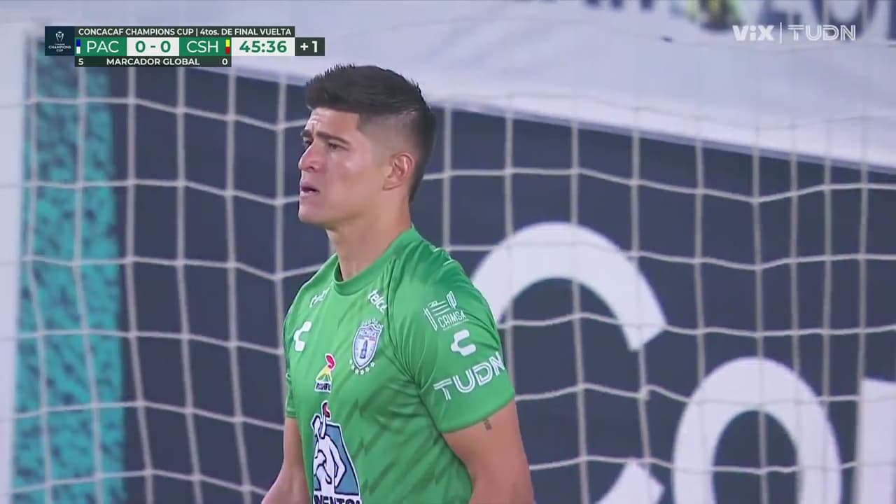 ¡El balón libra el cocodrilo, pero en el fondo Moreno detiene!