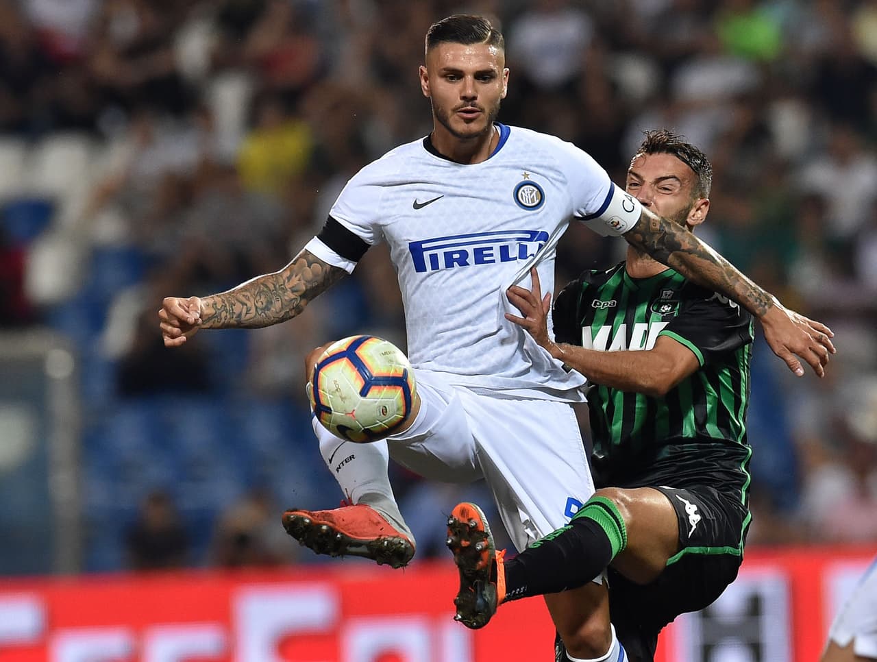 Mauro Icardi, en primer plano, es uno de los jugadores más cotizados de la Serie A. Su valor de mercado es de 95 millones de euros. No figuró para el Inter este domingo.