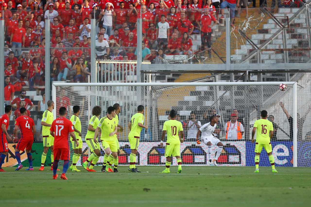 El primer tanto estuvo en un tiro librede Alexis Sánchez a los 4 minutos, inatajable para el portero venezolano.