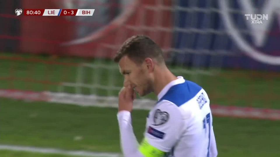 Tiro desviado de Edin Dzeko
