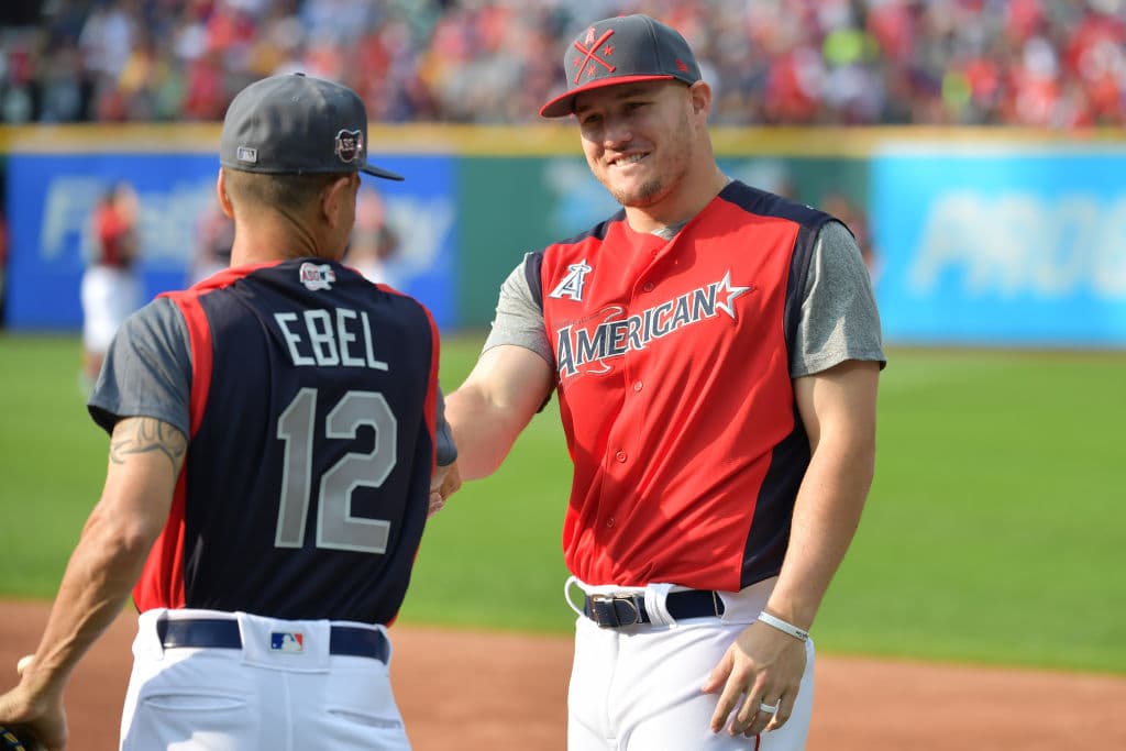 Así realizaron su práctica los peloteros seleccionados para participar en el MLB All Star Game, que se llevará a cabo este martes en Progressive Field, el Cleveland. Jugadores que generalmente son rivales pudieron convivir, charlar, entrenar, soltar el brazo y tener una leve práctica de bateo para alistarse de cara al encuentro de Media Temporada que promete ser muy atractivo.