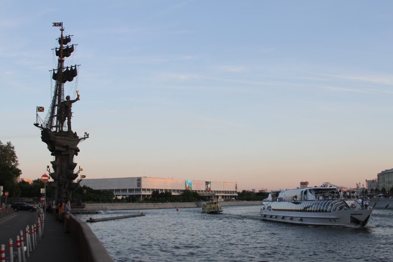 El Río Moscú tiene 502 kilómetros de largo y, evidentemente, cruza toda la capital rusa. En la imagen aparece a la izquierda el monumento a Pedro el Grande o Pedro I, zar que gobernó Rusia de 1682 a 1725 y quien fundó San Petersburgo, la segunda ciudad más grande del país.