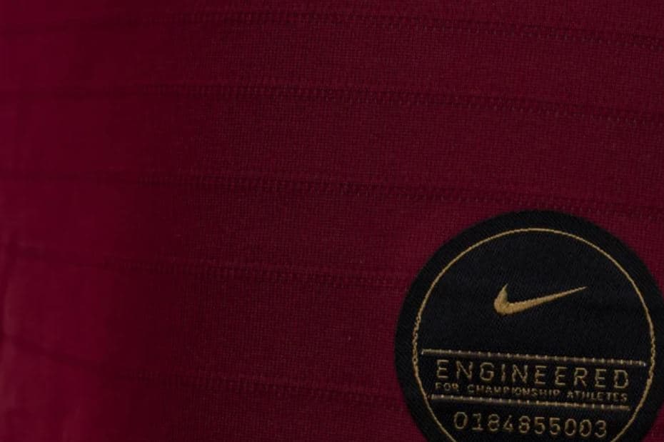 Sencillamente hermosa, así es la nueva piel de la A.S. Roma para la próxima temporada. El clásico color grana de la Loba se mantiene, pero también va acompañado de unos detalles en el cuello y puños que hacen referencia a Júpiter, el principal dios de la mitología romana y a la magia de la capital italiana.