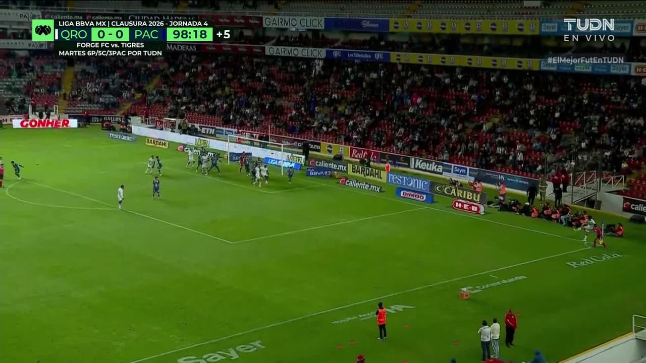 ¡Expulsión! El árbitro saca la roja directa a Carlos Moreno.