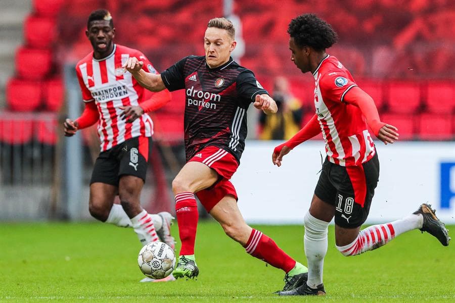 PSV no puede y reparte puntos durante el Clásico ante el Feyenoord, con marcador de 1-1 durante la Jornada 26 en la Eredivisie. Berguis puso el primer tanto del encuentro al minuto 15 a favor de los visitantes, pero Malen logró empatarlo al 38'. El mexicano Erick Gutiérrez vio el partido desde la banca.