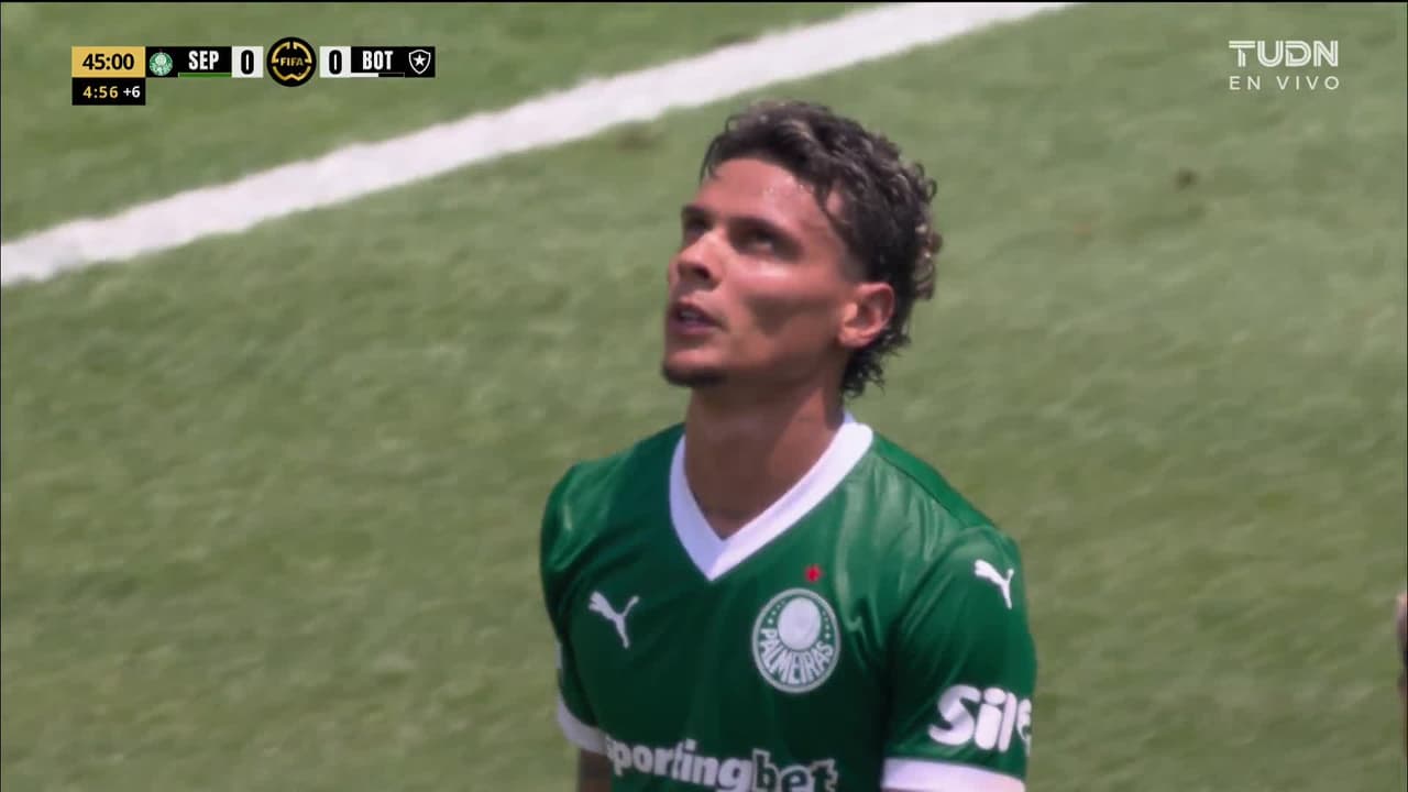 ¡Apenitas rosando el travesaño! Ríos se quedó a nada de hacer un golazo