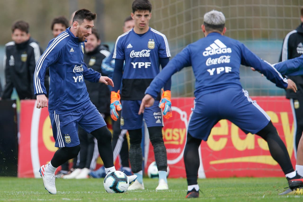 Los dirigidos por Lionel Scaloni realizaron algunos trabajos tácticos en el predio de Ezeiza y luego un partido en espacio reducido. Messi, líder de esta nueva aventura por un título de Copa América, se lució y fue seguido de cerca hasta por los rivales para sacarse una foto con ellos.