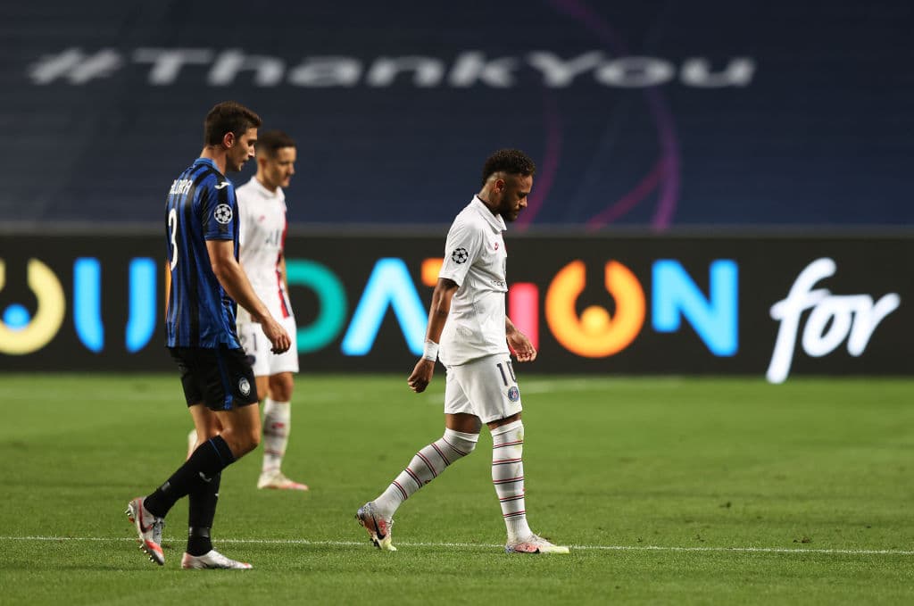 Hacia el final de los primeros 45’, Atalanta frenaba los ataques con faltas; terminaron la primera mitad cometiendo 14 faltas y recibiendo dos tarjetas amarillas.