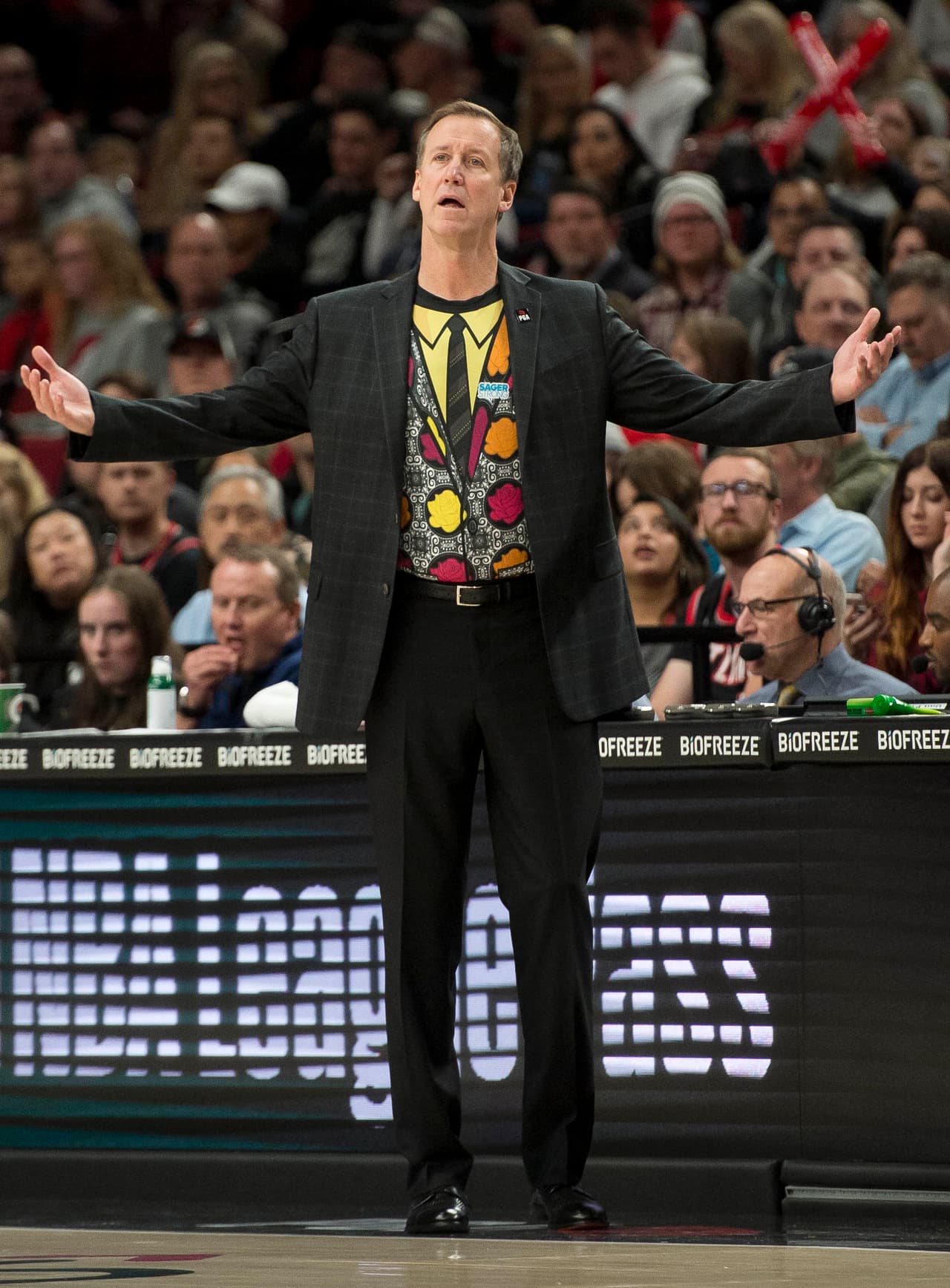 Terry Stotts durante el juego de los Nuggets y los Trail Blazers.
