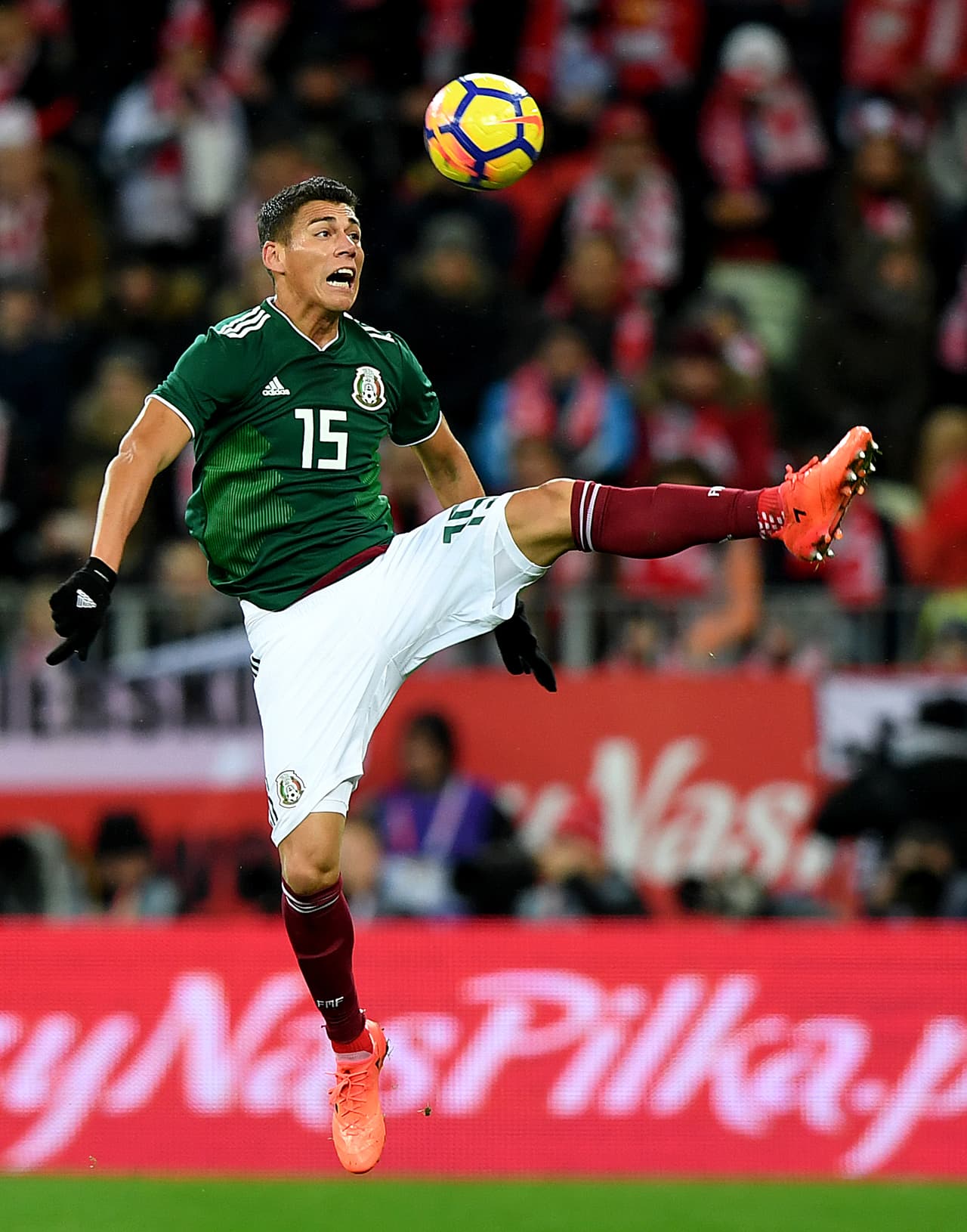 Héctor Moreno es el bastión en la defensa. La hizo de líder de la zona y lo solventó bien - 7