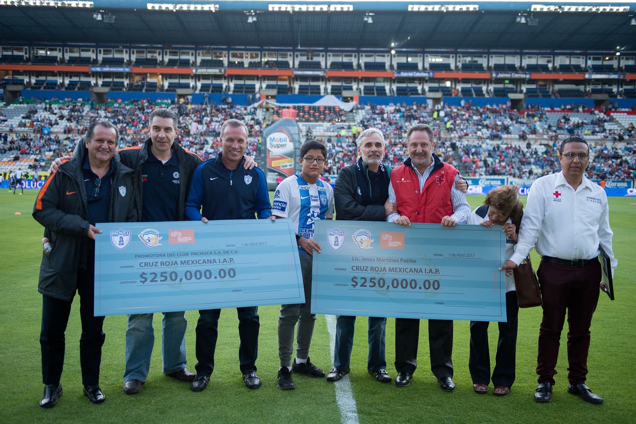 Antes del encuentro Jesús Martínez, presidente del Pachuca, otorgó dos cheques por $250,000.00 en apoyo a la Cruz Roja Mexicana.