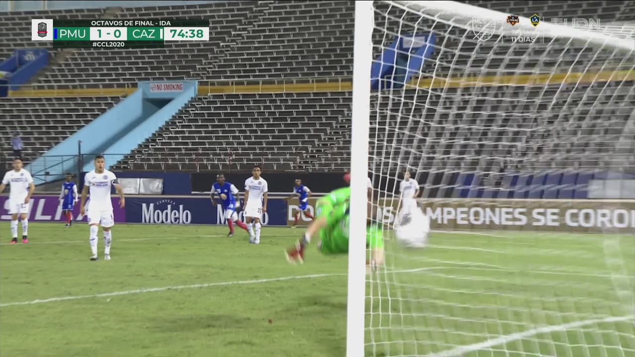 ¡Huele a cruzazuleada! Rondee Smith ve adelantado a Sebastián Jurado y lo techa para el 1-0