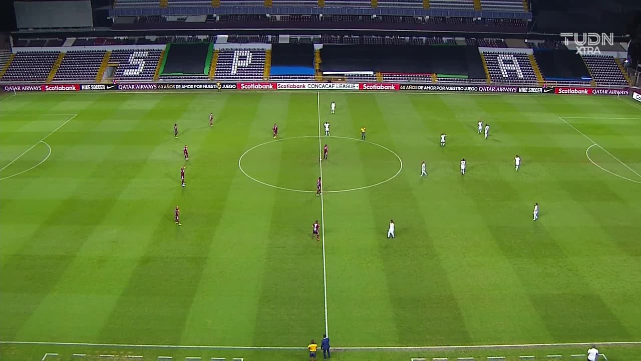 Arranca el partido y la pelota está en juego.