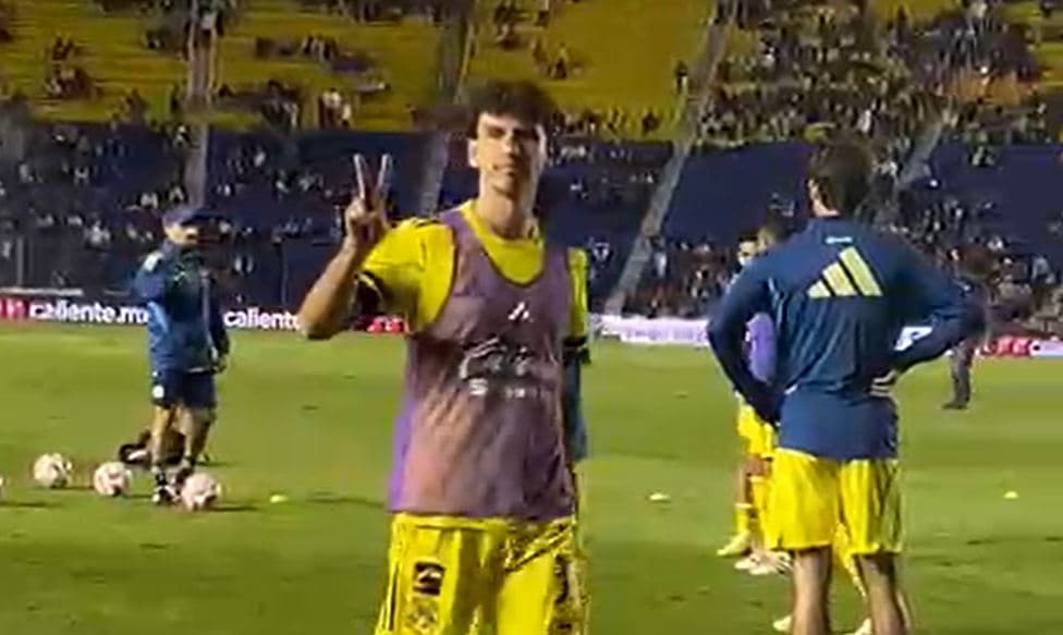 Lichnovsky saluda a la tribuna en su calentamiento