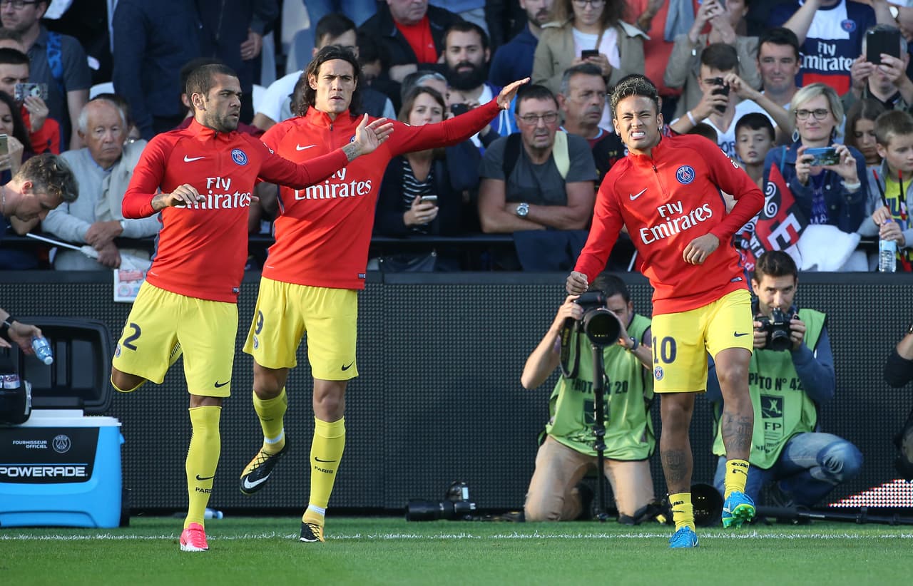 Neymar ya hizo parte del equipo en cancha y compartió, como le fue prometido, con varias de las grandes figuras del fútbol mundial, que lo llevarán a ser el mejor.