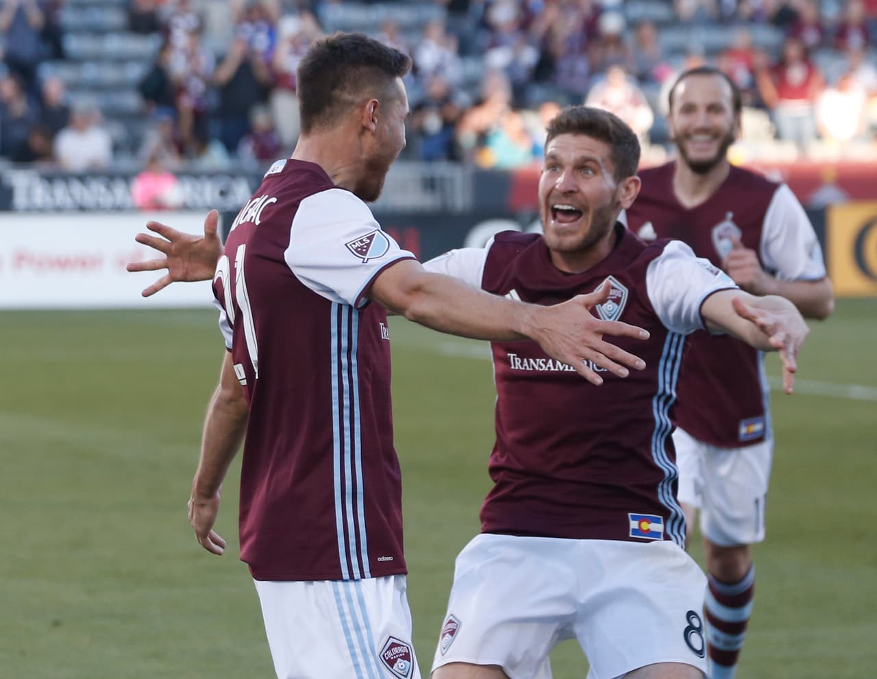 El argentino Luis Solignac (izquierda), de los Rapids de Colorado, celebra con su compañero Dillon Powers luego de anotar un gol ante el Toronto en un partido de la MLS, el sábado 2 de abril de 2016 (AP foto/David Zalubowski)