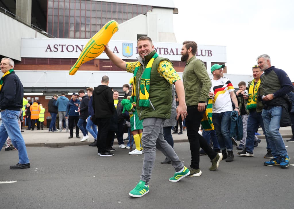 Luego de superar en Villa Park por 2-1 al Aston Villa, Norwich City consuma el título en The Championship con lo que se ganaron el ascenso directo a la English Premier League y así lo festejaron jugadores, cuerpo técnico y aficionados de los Canarios.
