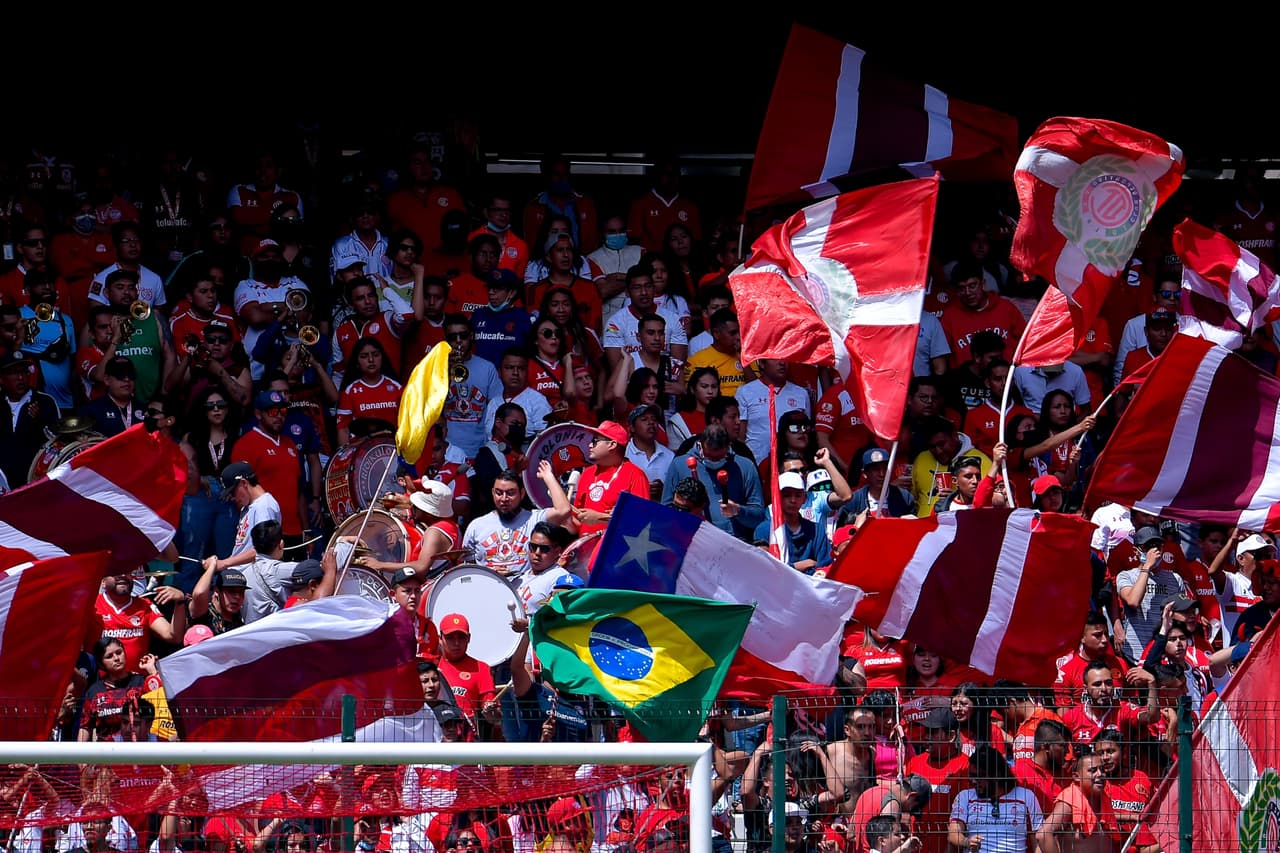 La bandera de Brasil se hace presente en la porra de los Diablos con sus representantes.
