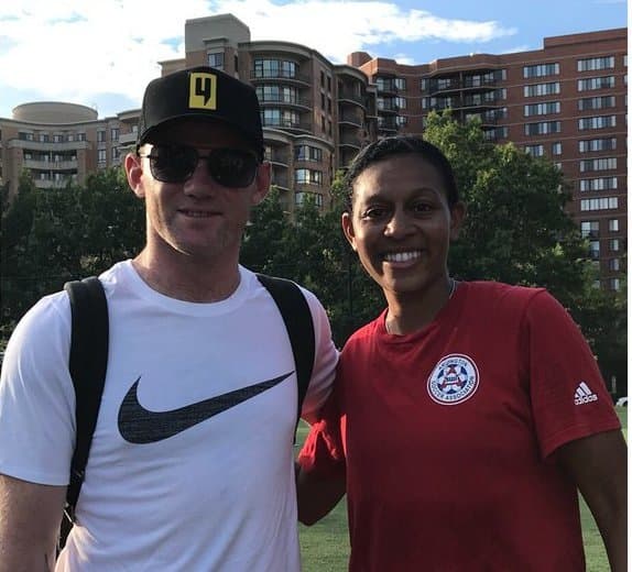 De paseo en la capital estadounidense, Wayne Rooney sorprende a un equipo femenino infantil