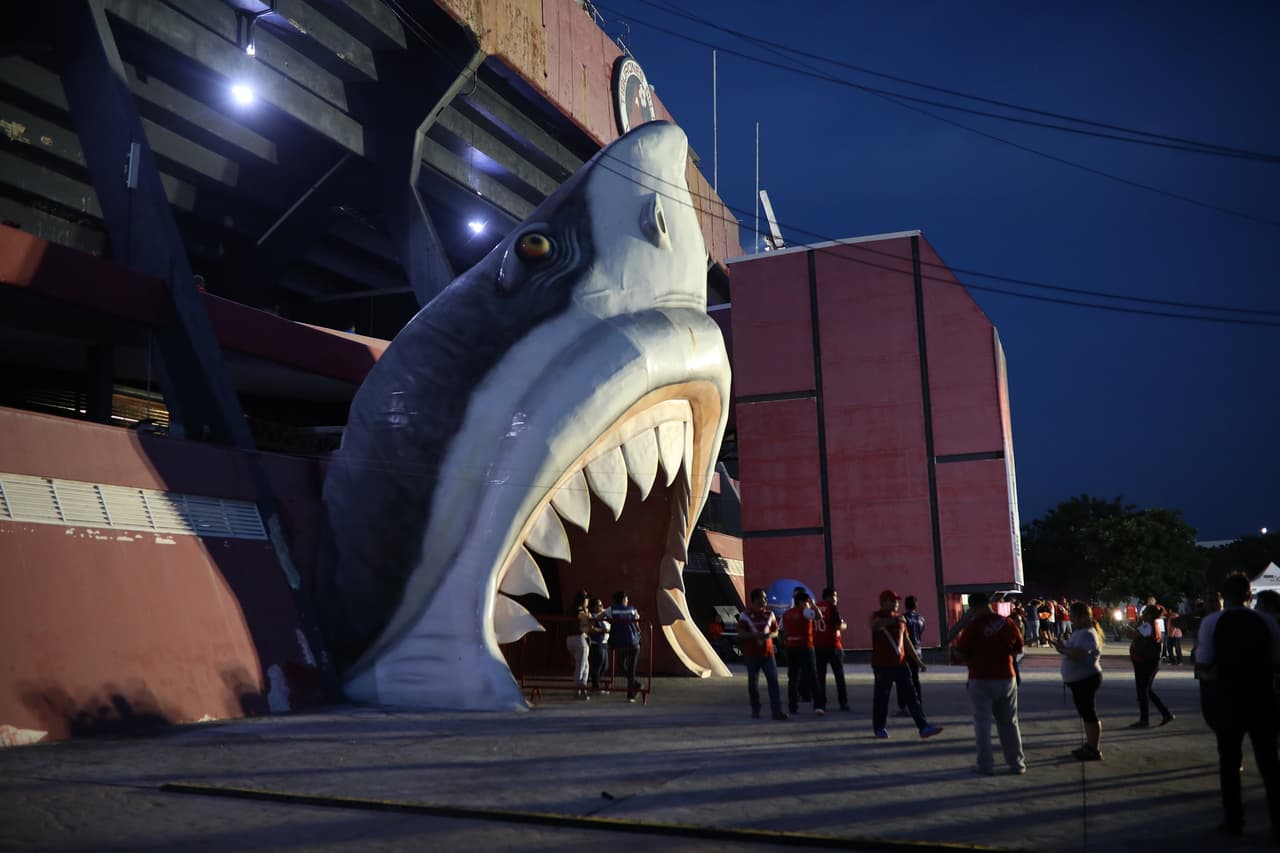 Tiburones Rojos se presentó en casa