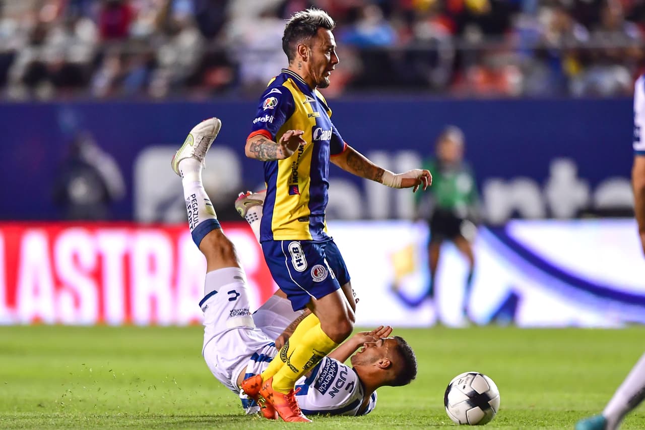 A sus 38 años, Rubens Sambueza protagonizó el ataque de San Luis y motivó al equipo a adelantar líneas para buscar la primera anotación del juego.