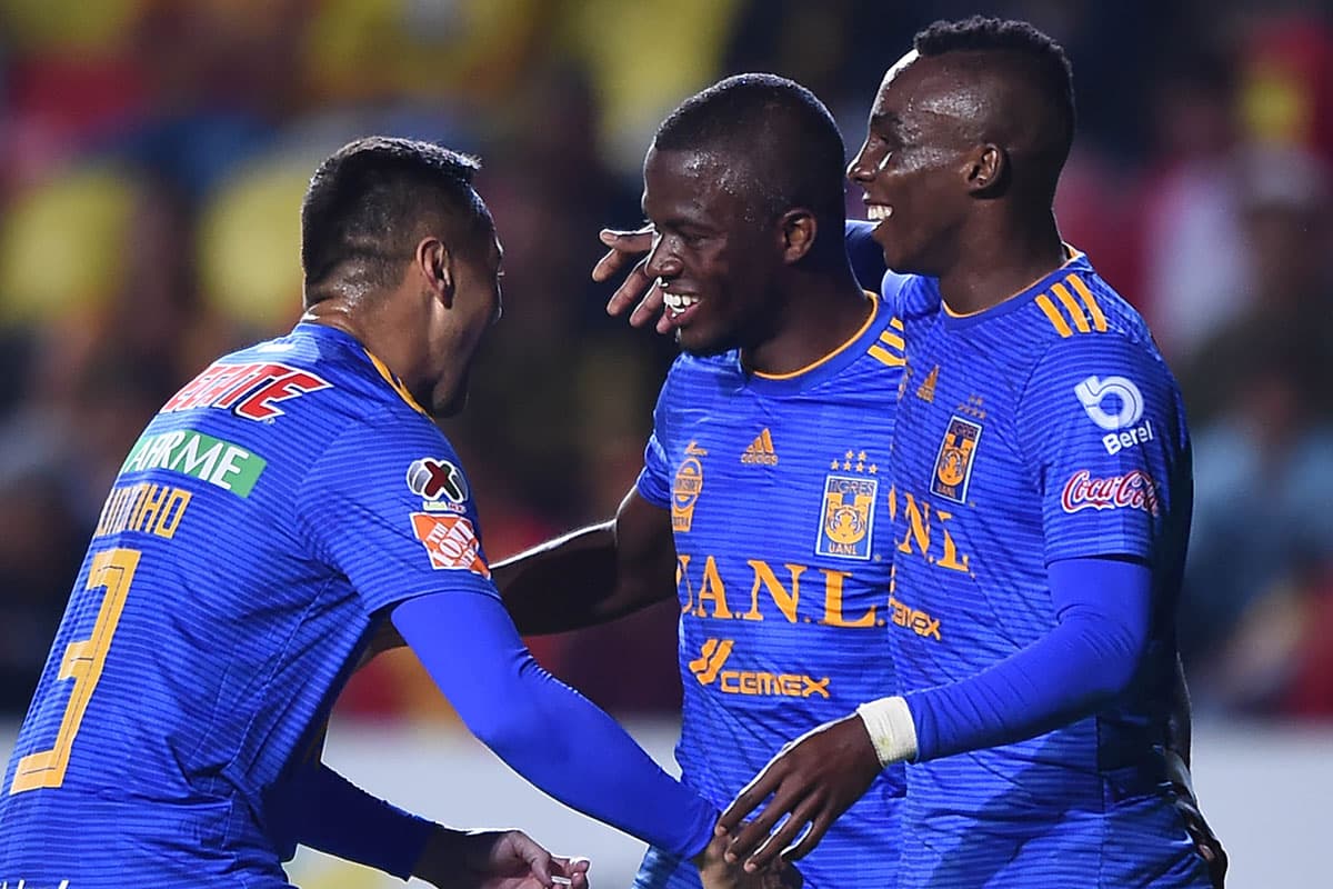 Con los locales jugados en ataque, un contragolpe permitió al veloz delantero ecuatoriano Enner Valencia (centro) anotar el 2-0 para Tigres al minuto 68.