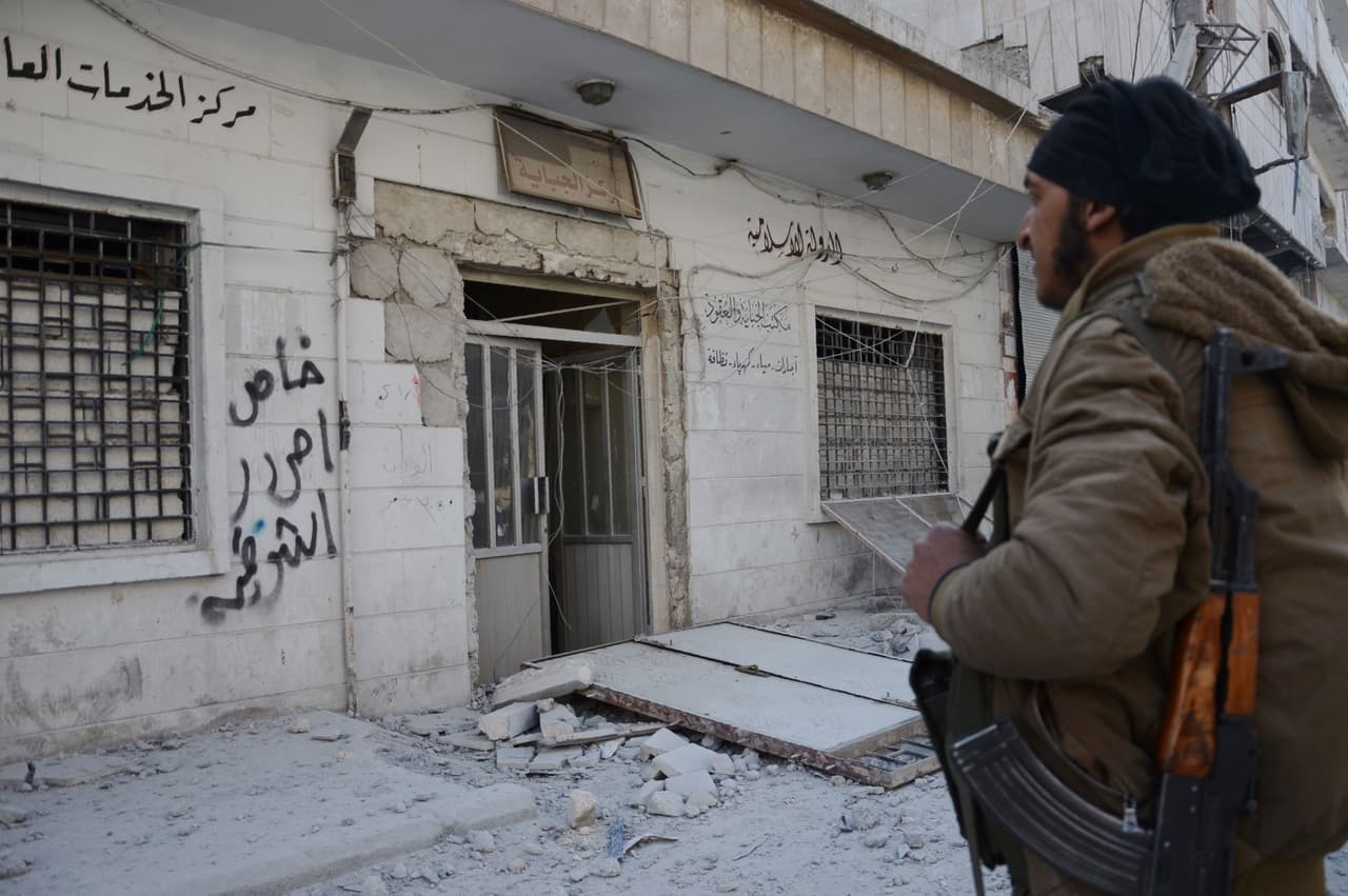 Los terroristas del Estado Islámico en Siria decapitaron a cuatro jugadores del club Al-Shabab en julio del año pasado. Los cuerpos descabezados de Osama Abu Kuwait, Ihsan Al Shuwaikh, Nehad Al Hussen y Ahmed Ahawakh fueron fotografiados junto a mensajes advirtiendo que eran espías kurdos.