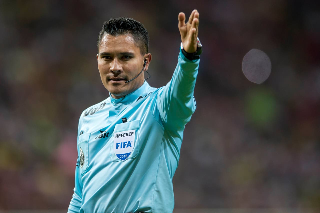 Difícil encuentro para Fernando Guerrero, quien tuvo que mostrar seis cartones amarillos para intentar mantener la calma.