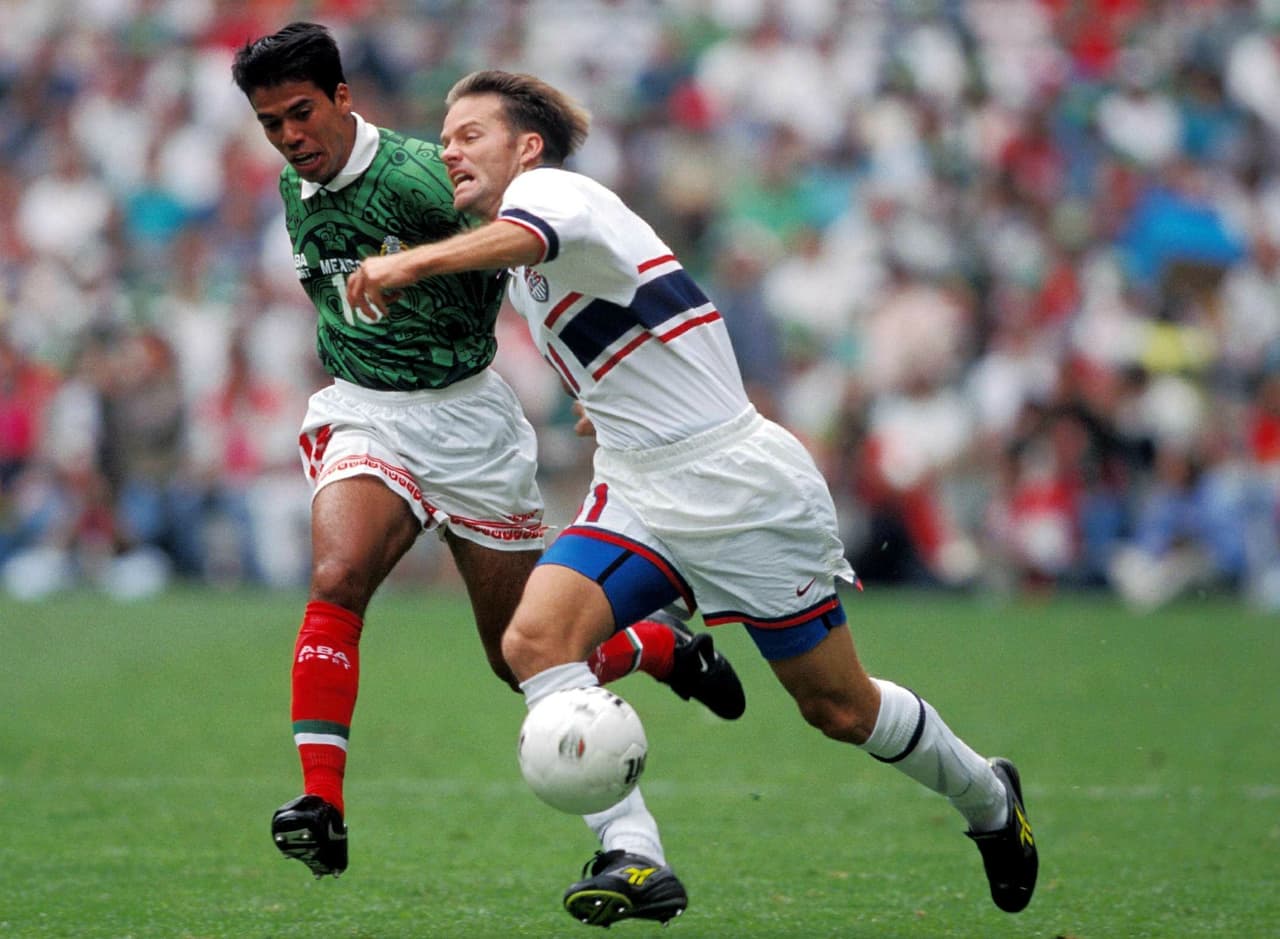 En 65 partidos a lo largo de la historia, México ha ganado 33, EEUU 21 y han empatado 14 ocasiones, con 137 goles para los verdes y 75 anotaciones conseguidas por el cuadro de las Barras y las Estrellas.