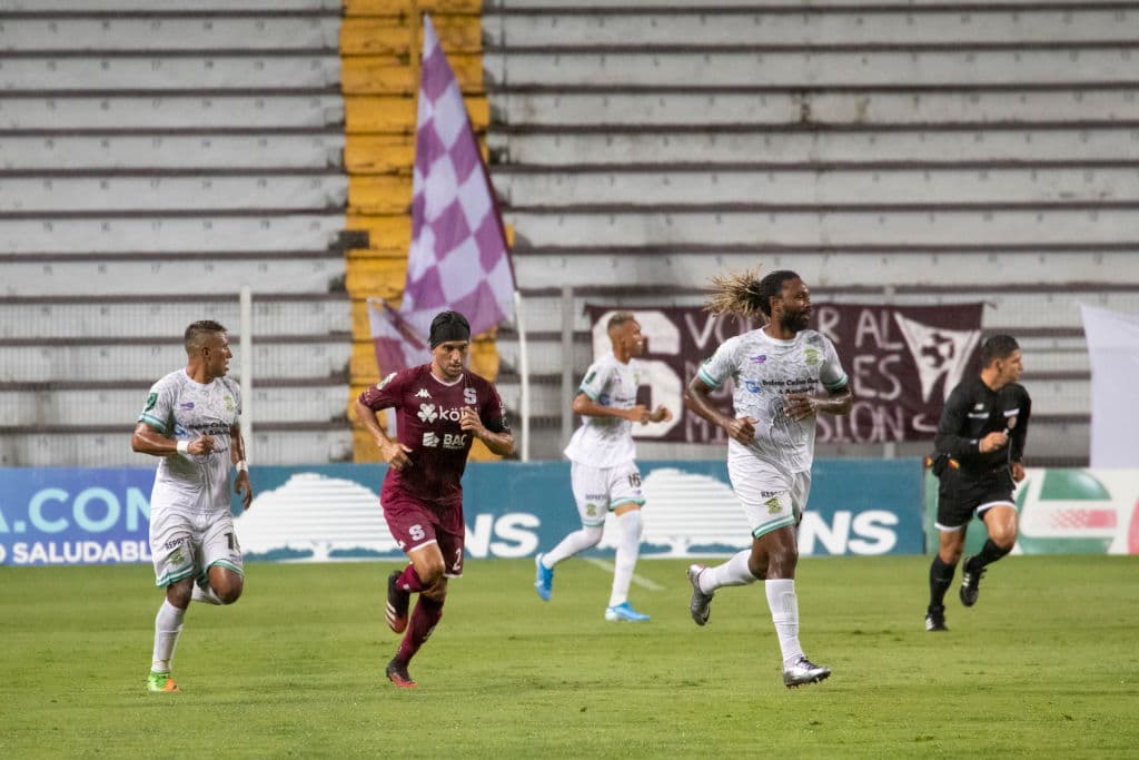 En una feria de goles, Saprissa logra vencer 4-3 a Comunicaciones y toman una ligera ventaja en las semifinales de la Concacaf League.
