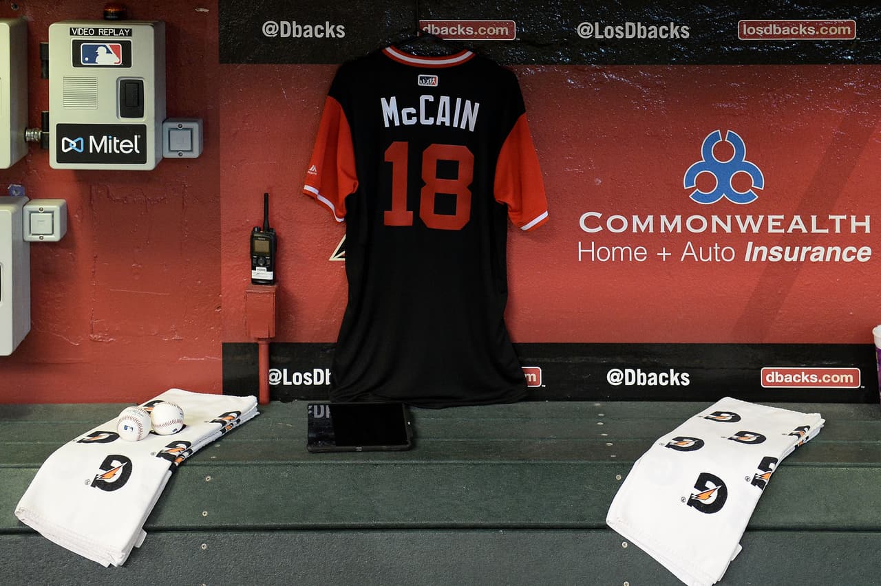 Un gran aficionado al beisbol McCain fue homenajeado en el Chase Field, la casa de sus amados Arizona Diamondbacks. Este jerse en la cueva de los Dbacks muestra parte del tributo.