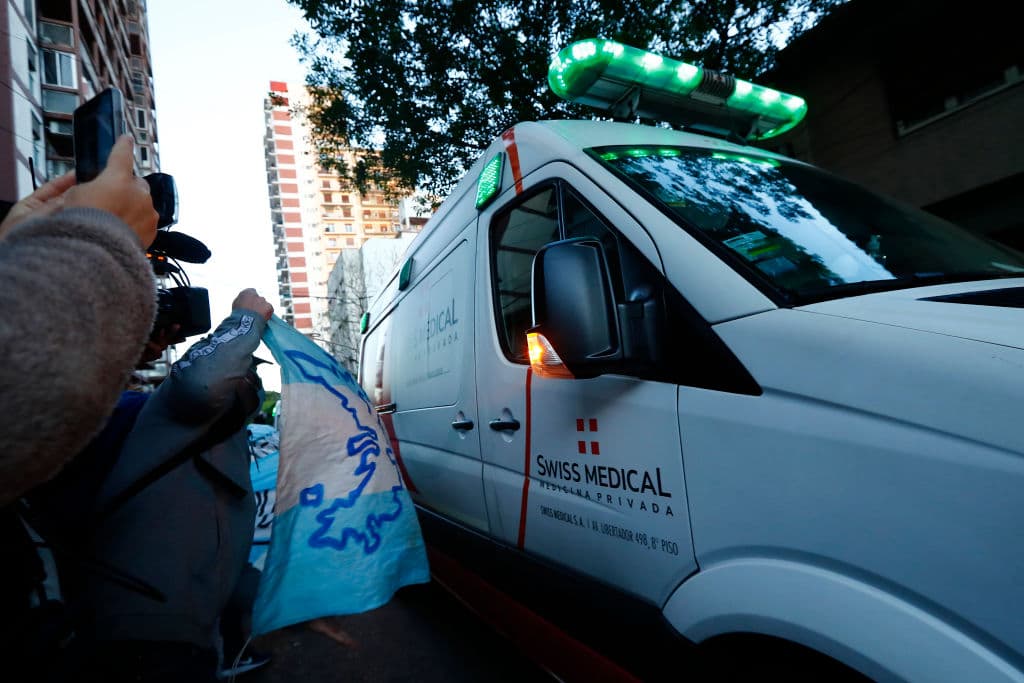 Maradona se recupera tras una exitosa operación de un hematoma en la cabeza. Fuera de la Clínica Olivos, ubicada en Buenos Aires, fanáticos se dieron cita para apoyar a ‘D10s’ en todo momento; el amor que le tienen al astro argentino es ‘infinito’.