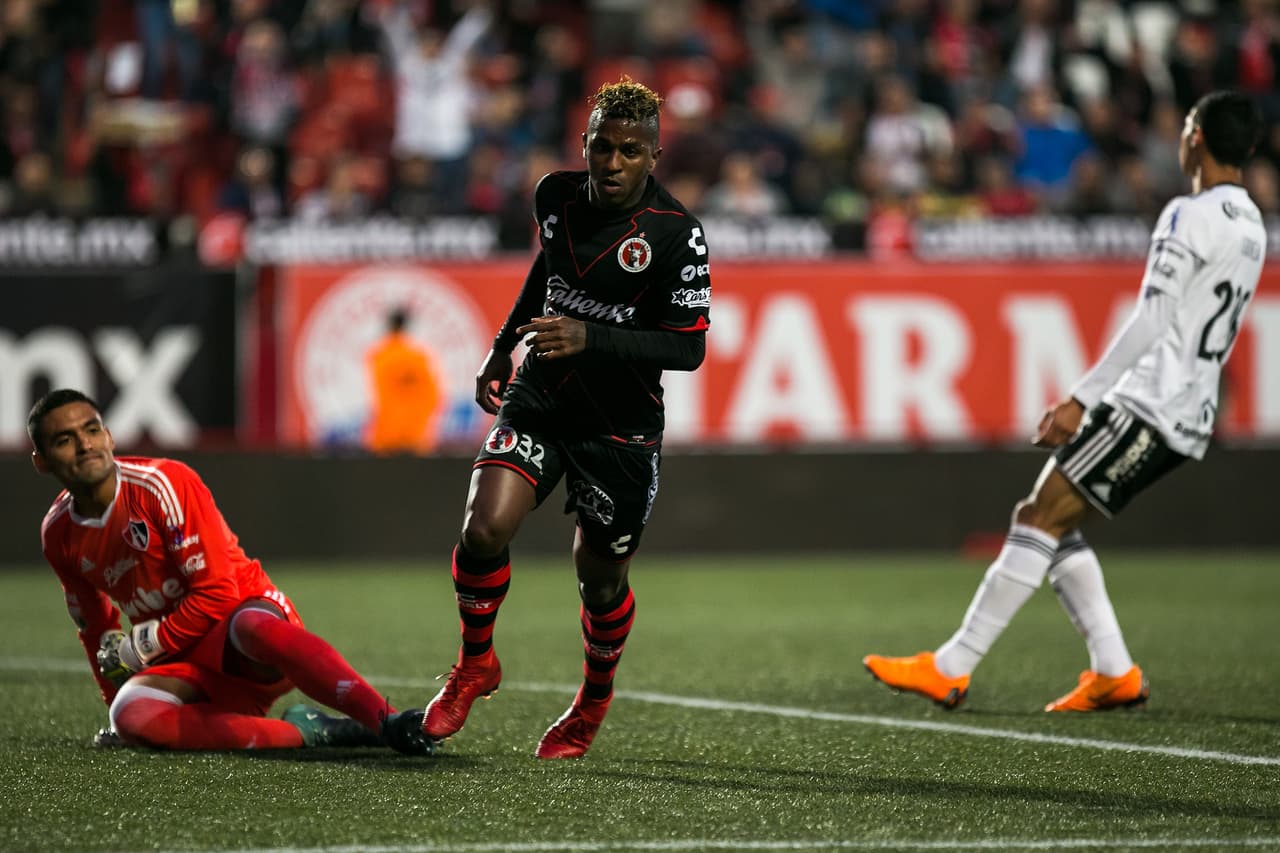 Los locales comenzaron muy rápido arriba en el marcador y al minuto 10 del primer tiempo fue el ecuatoriano Miller Bolaños quien abrió el marcador.