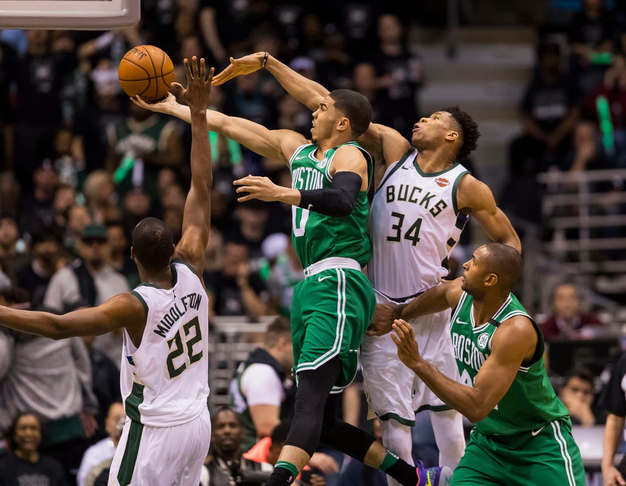 Los Celtics volvieron a apretar y llegaron a estar a dos puntos de distancia de los Bucks, pero la puntería les falló en momentos cruciales.