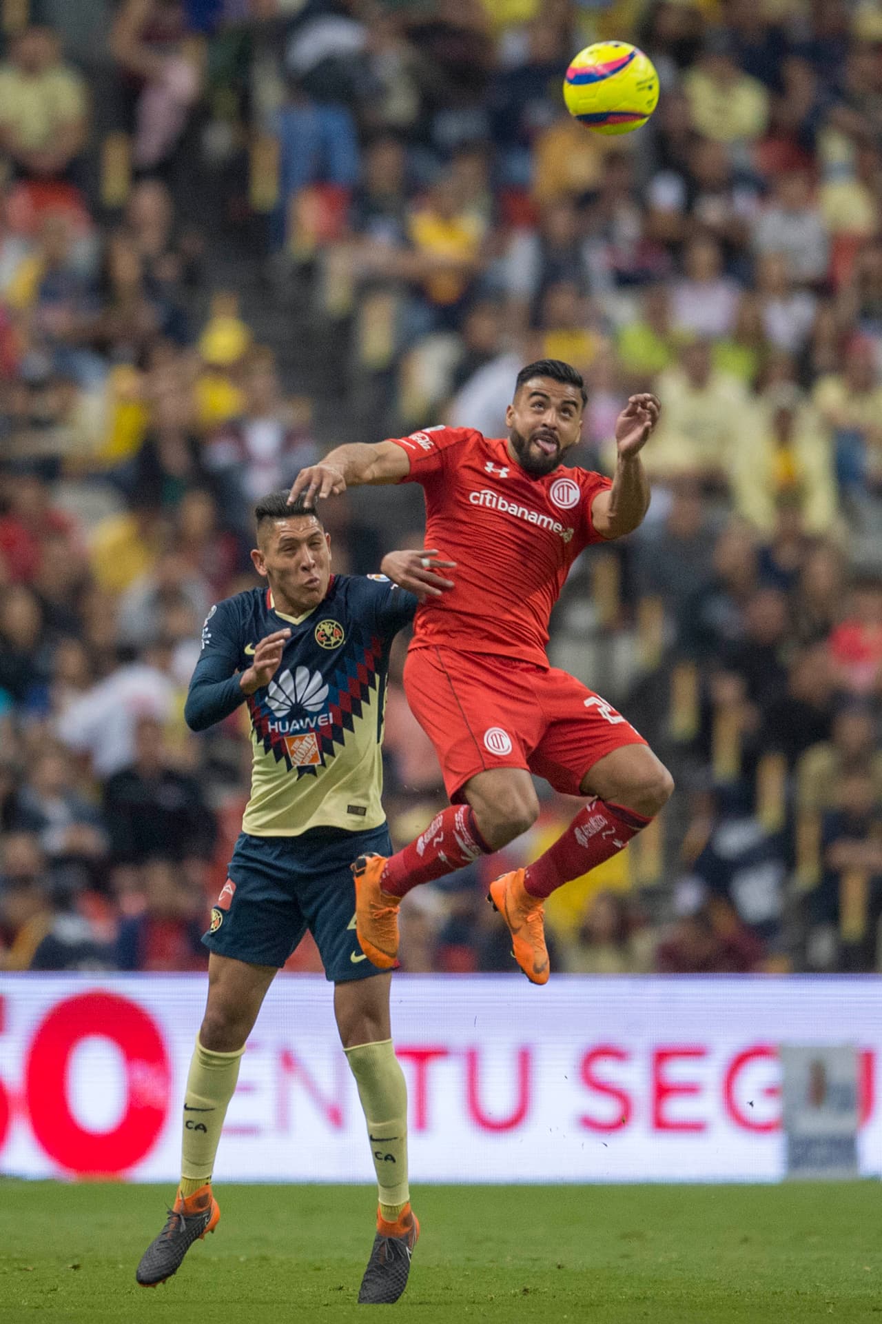 América se ganó varias tarjetas de amonestación en los primeros minutos del encuentro. Algo común para los emplumados en las dos etapas del 'Piojo' Herrera el frente del América.
