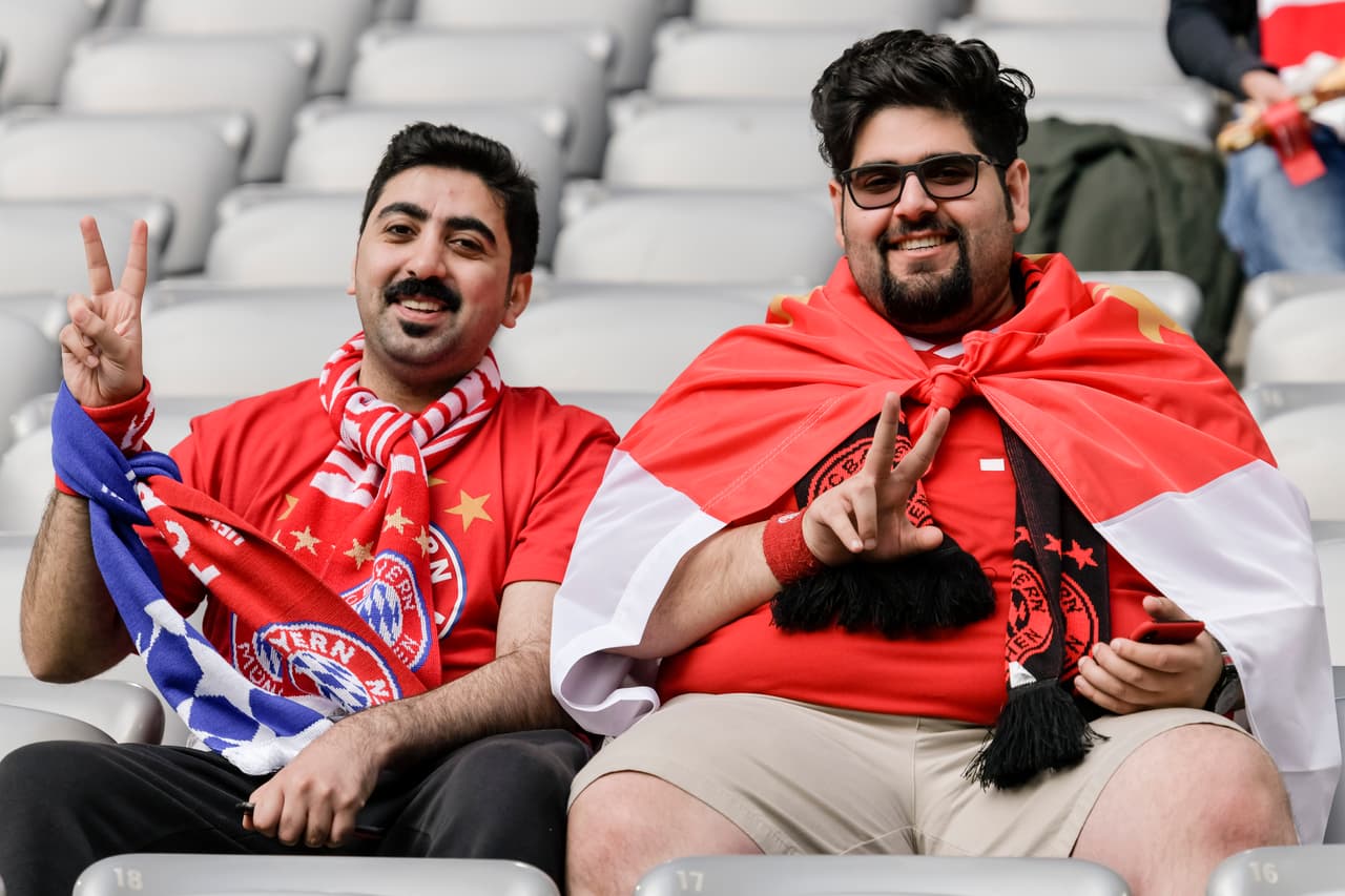 La fiesta de los fanáticos está vestida de color, alegría, compromiso y pasión en este duelo de ida de la semifinal de Championes League entre Bayern Munich y Real Madrid en Alemania.