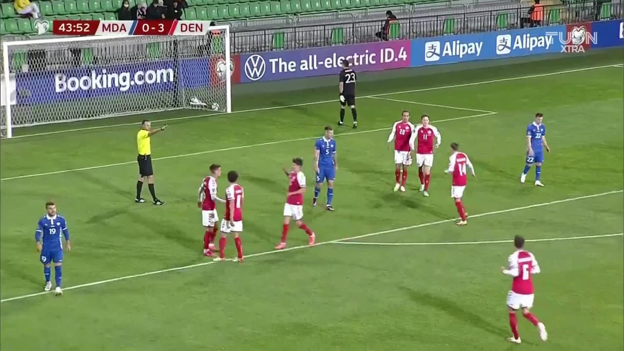 ¡TIRO ATAJADO! disparo por Yussuf Poulsen.