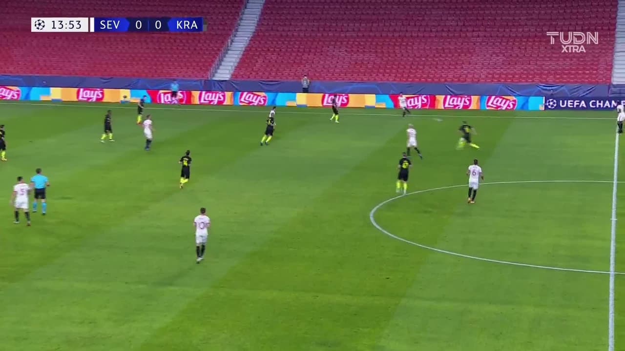 ¡TIRO ATAJADO! disparo por Jesús Navas.