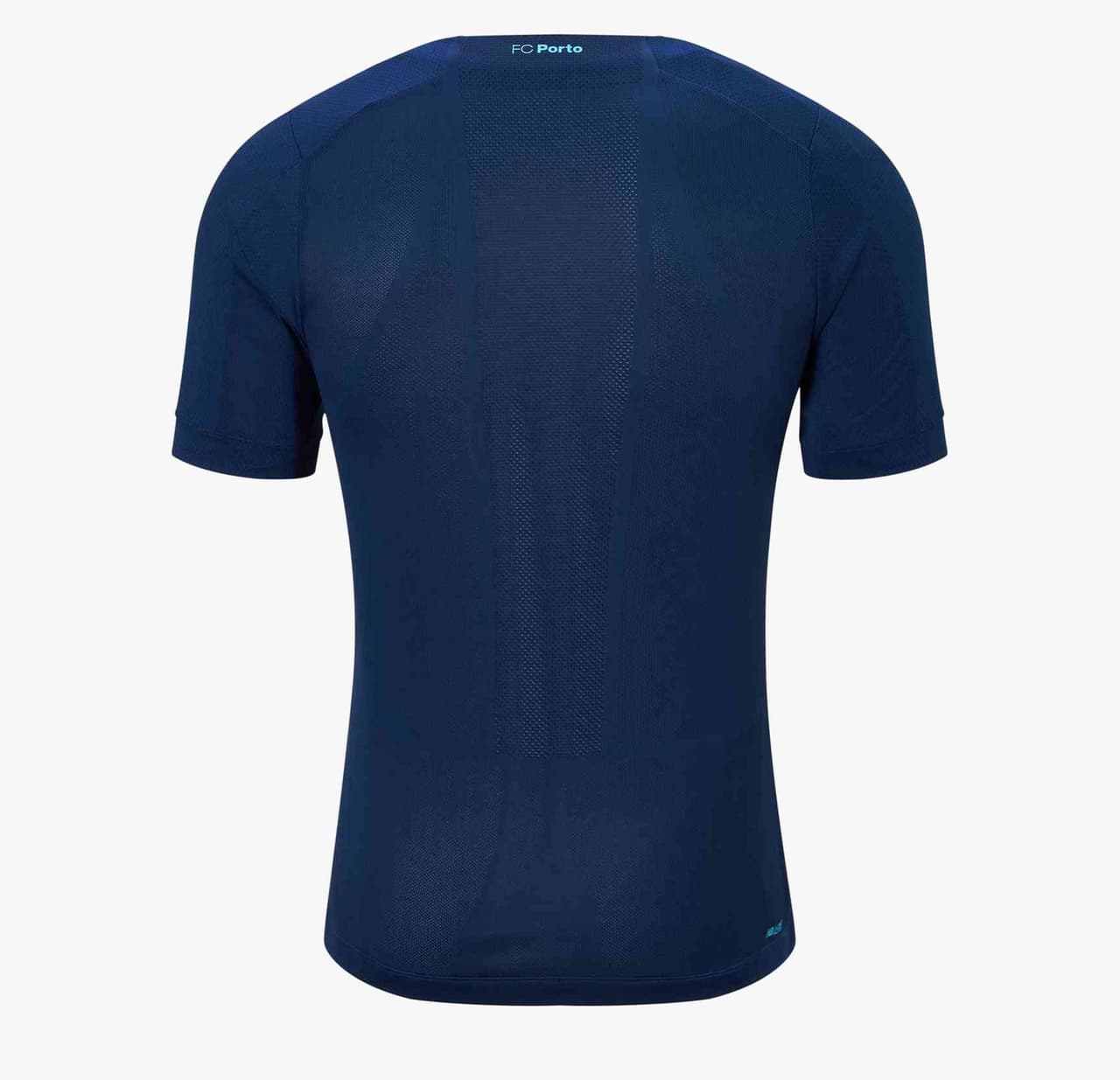 Ya está lista. El F.C. Porto anunció su tercera playera para la nueva temporada la cual destaca por su color azul oscuro y unos patrones en el pecho que recuerdan la textura del mítico dragón, emblema del club, en tonos más claros. Tecatito y compañía lucirán esta prenda buscando ganar la Liga, las Taças y pelear la Champions.