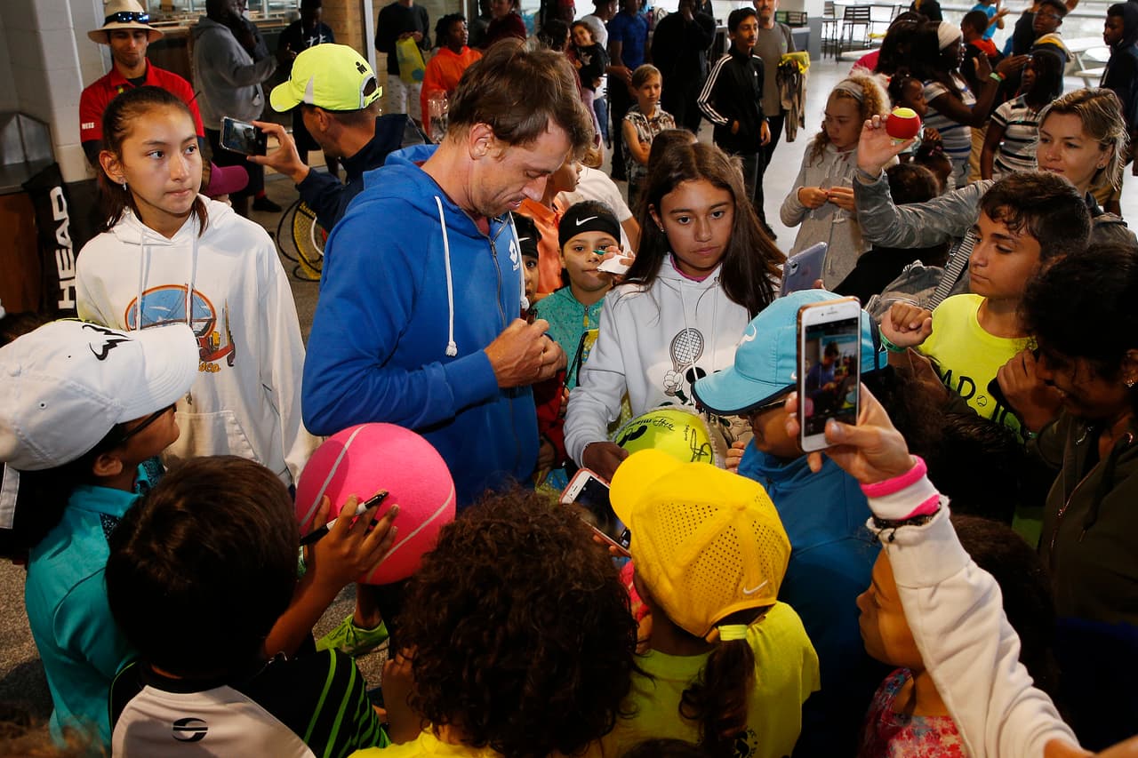 La rumana Simona Halep (2 de la clasificación WTA), la británica Johanna Konta, el australiano John Millman (foto) y el estadounidense Frances Tiafoe compartieron con los niños en el Kids Day, previo al comienzo del Miami Open, segundo Masters 1.000 del calendario de tenis.
