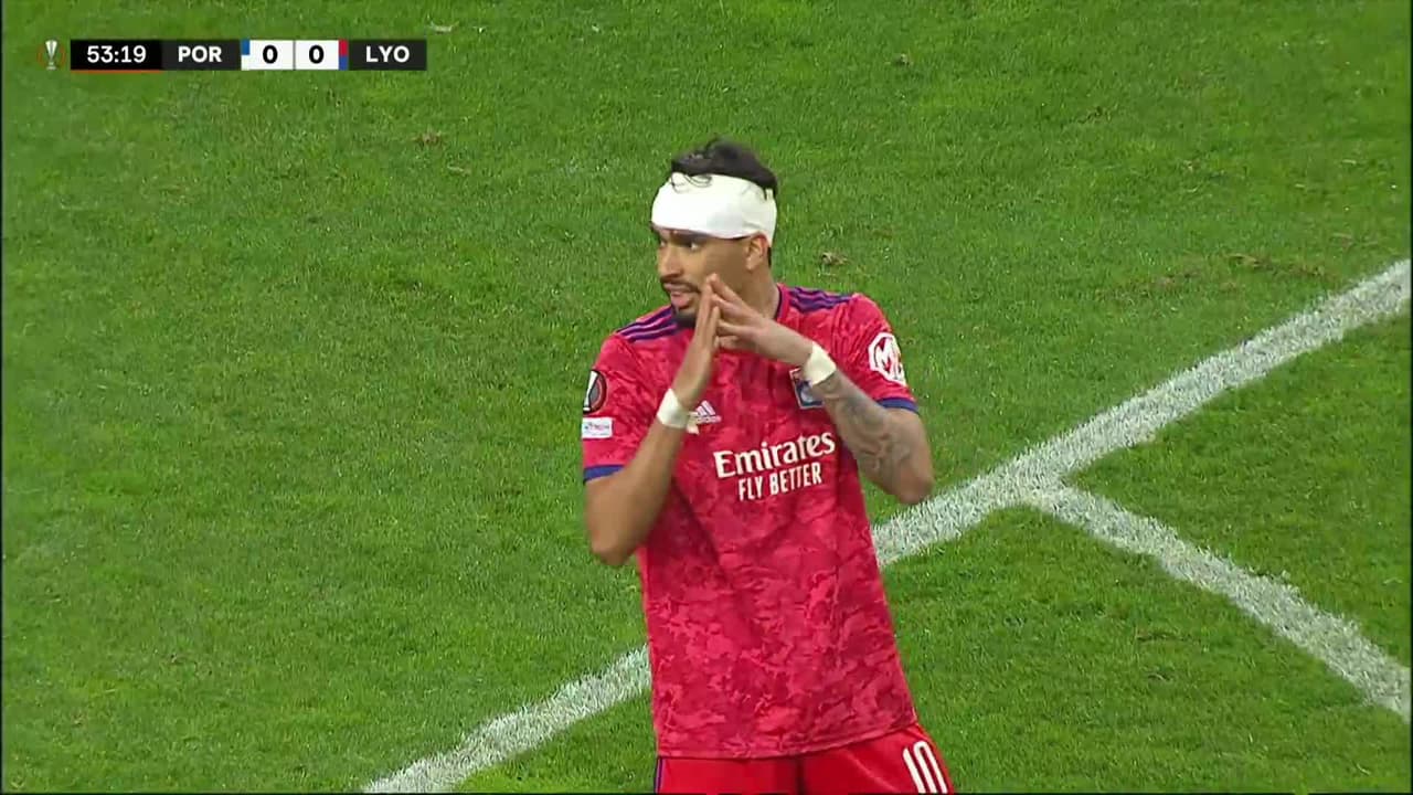 ¡TIRO ATAJADO! disparo por Lucas Paquetá.