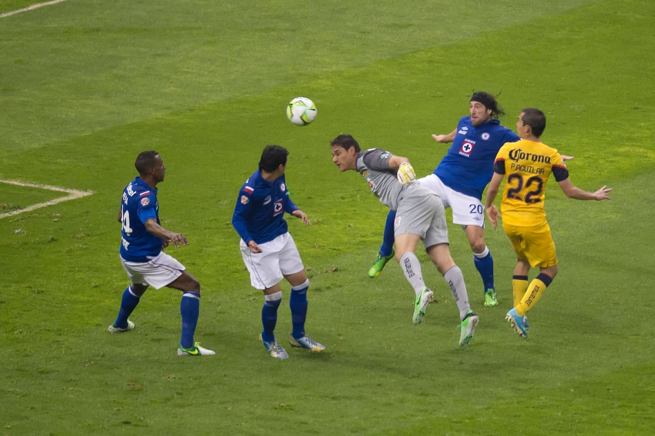 Esta histórica imagen, es la del gol del empate al minuto 92. Alejandro Castro desvió un balón que iba hacia afuera y dejó sin opciones a un Jesús Corona que impotente vio cómo entró la pelota a la portería. En la tanda de penales, América fue más certero y quedó con el título.