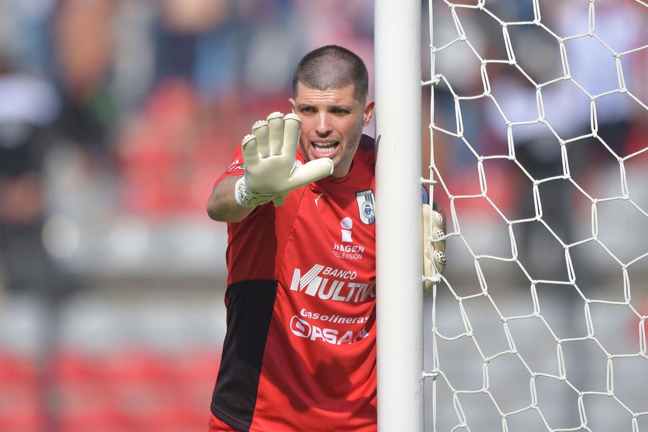 Al primer minuto del partido, Ángelo Sagal puso a vibrar la portería de Volpi con un disparo en el poste.