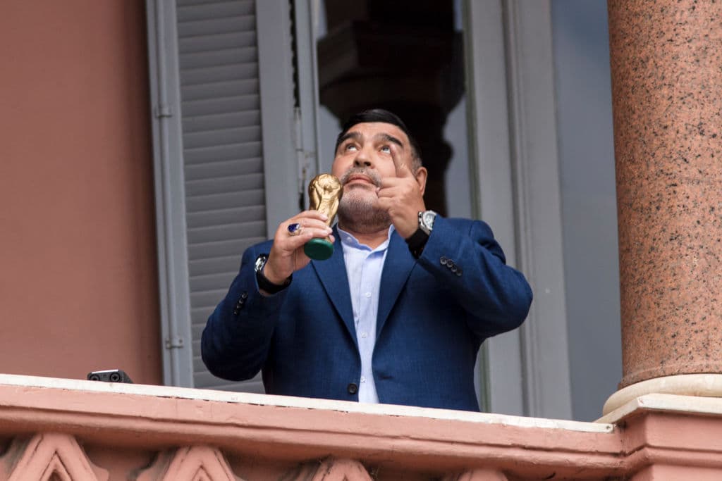 Ofreciendo al cielo una réplica del trofeo de la Copa Mundial de la FIFA en la Casa Rosada en 2019.
