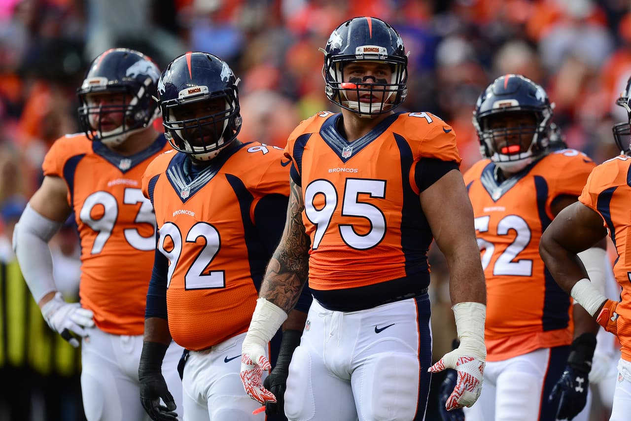 DENVER, CO - OCTOBER 30: Defensive end Derek Wolfe #95 of the Denver Broncos and other players look toward the sideline during the first quarter of the game against the San Diego Chargers at Sports Authority Field at Mile High on October 30, 2016 in Denver, Colorado. (Photo by Dustin Bradford/Getty Images)